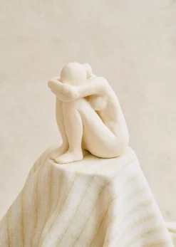 Sezane Les Invités|Sculpture Guénolée Courcoux - Femme Assise Petit Modèle