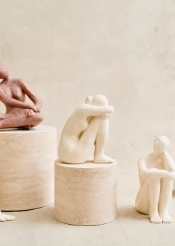 Sezane Les Invités|Sculpture Guénolée Courcoux - Femme Assise Grand Modèle