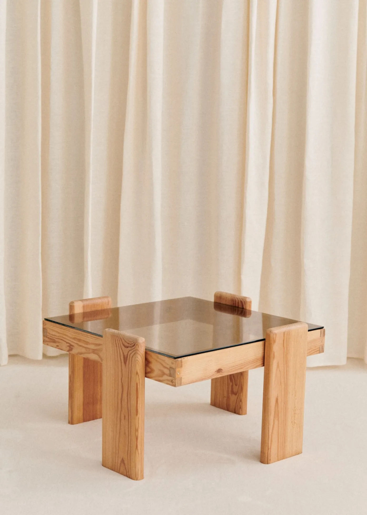 Sezane La Sélection Vintage|Table Basse Carrée Vintage Pin et verre fumé