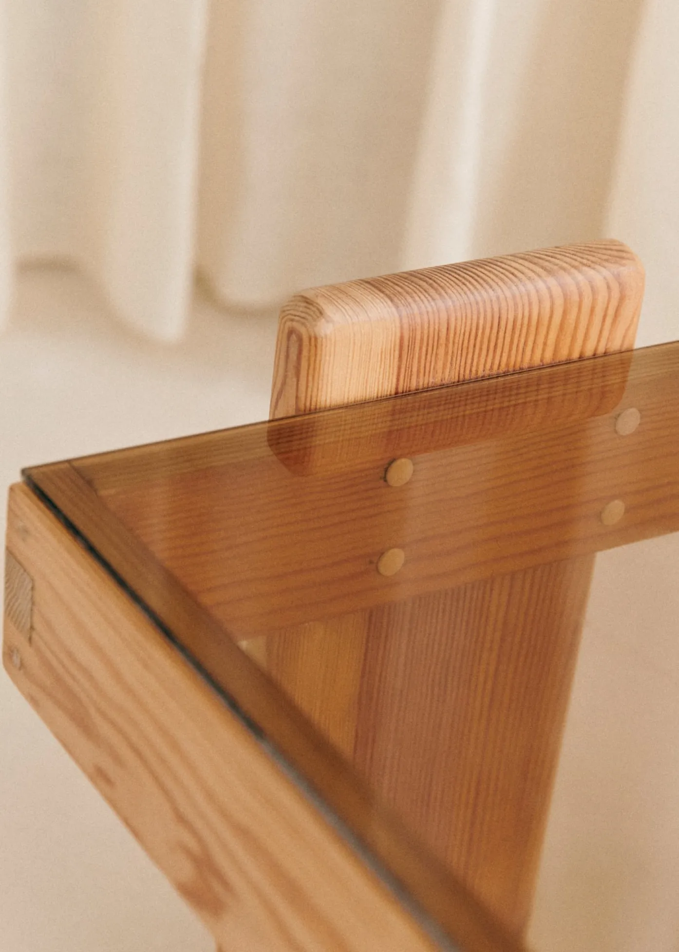 Sezane La Sélection Vintage|Table Basse Carrée Vintage Pin et verre fumé